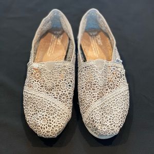 TOMS  grey Moroccan Crochet Classic size 8.5